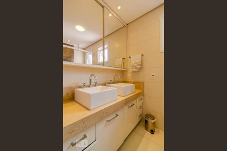 Casa para alugar com 420m², 4 quartos e 9 vagas Casa para alugar com 420m², 4 quartos e 9 vagasSuite