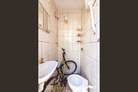 Banheiro de serviço de casa para alugar com 3 quartos, 70m² em Ayrosa, Osasco