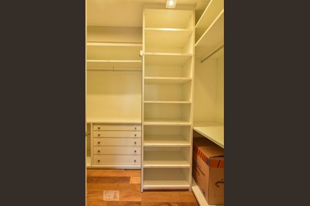 Apartamento à venda com 230m², 3 quartos e 3 vagasCloset Suíte 01