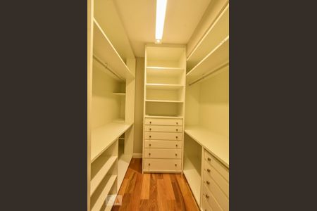 Apartamento à venda com 230m², 3 quartos e 3 vagasCloset Suíte 01