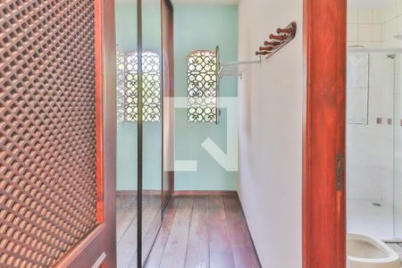 Casa à venda com 350m², 5 quartos e 3 vagasQuarto 3 Suite Closet