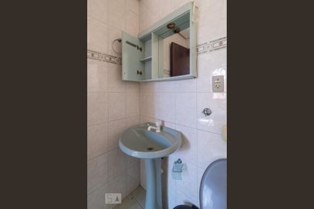 Banheiro de kitnet/studio para alugar com 1 quarto, 27m² em Vila Joao Pessoa, Porto Alegre