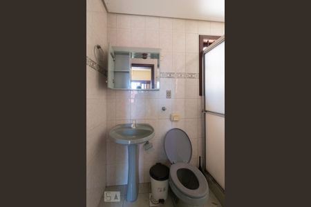 Banheiro de kitnet/studio para alugar com 1 quarto, 27m² em Vila Joao Pessoa, Porto Alegre