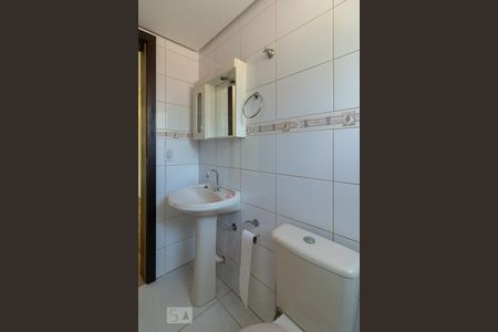 Banheiro de kitnet/studio para alugar com 1 quarto, 47m² em Vila João Pessoa, Porto Alegre