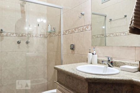 Casa de condomínio para alugar com 430m², 4 quartos e 4 vagasSuíte 2 - banheiro