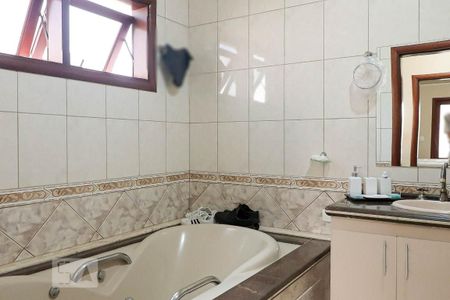 Casa de condomínio para alugar com 430m², 4 quartos e 4 vagasSuíte 1 - banheiro