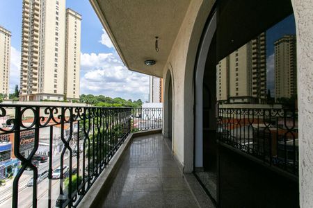 Apartamento para alugar com 186m², 3 quartos e 3 vagas Apartamento para alugar com 186m², 3 quartos e 3 vagasVaranda
