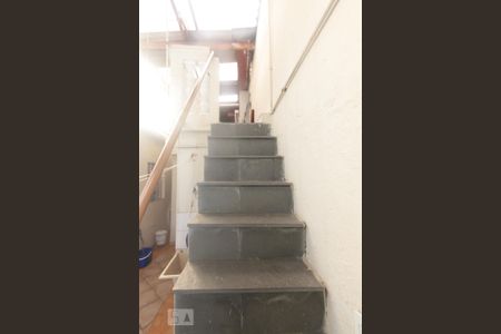 Casa à venda com 170m², 3 quartos e 2 vagas Casa à venda com 170m², 3 quartos e 2 vagasEscada