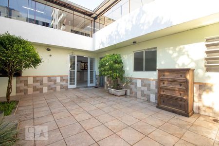 Casa à venda com 420m², 3 quartos e 3 vagasPátio - Fundos