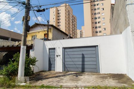 Casa à venda com 240m², 3 quartos e 4 vagas Casa à venda com 240m², 3 quartos e 4 vagasFachada