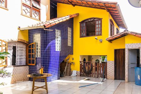 Casa à venda com 600m², 4 quartos e 5 vagas Casa à venda com 600m², 4 quartos e 5 vagasQuintal