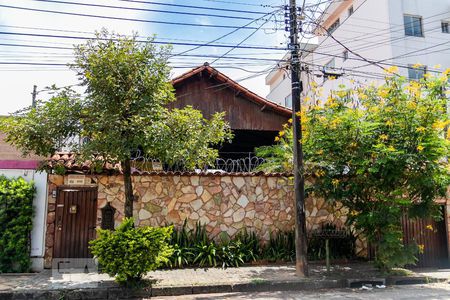 Casa à venda com 600m², 4 quartos e 5 vagas Casa à venda com 600m², 4 quartos e 5 vagasFachada