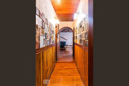 Casa à venda com 600m², 4 quartos e 5 vagas Casa à venda com 600m², 4 quartos e 5 vagasCorredor