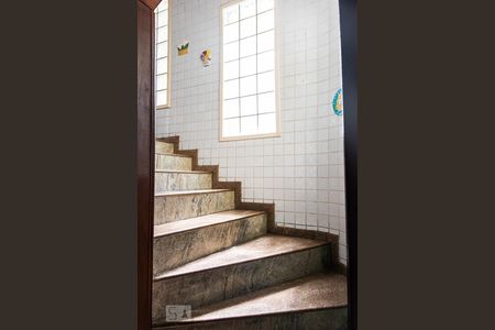 Casa à venda com 600m², 4 quartos e 5 vagas Casa à venda com 600m², 4 quartos e 5 vagasEscada