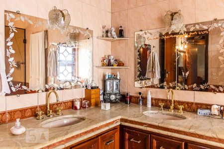 Casa à venda com 600m², 4 quartos e 5 vagas Casa à venda com 600m², 4 quartos e 5 vagasBanheiro da Suíte Master