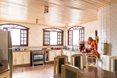 Casa à venda com 600m², 4 quartos e 5 vagas Casa à venda com 600m², 4 quartos e 5 vagasCozinha