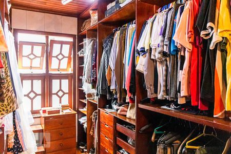 Casa à venda com 600m², 4 quartos e 5 vagas Casa à venda com 600m², 4 quartos e 5 vagasCloset da Suíte Master