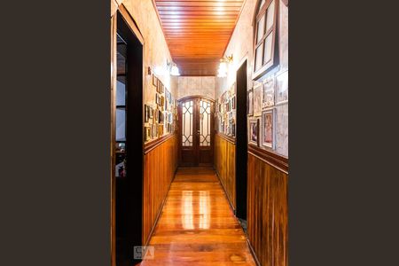 Casa à venda com 600m², 4 quartos e 5 vagas Casa à venda com 600m², 4 quartos e 5 vagasCorredor