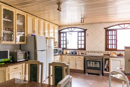 Casa à venda com 600m², 4 quartos e 5 vagas Casa à venda com 600m², 4 quartos e 5 vagasCozinha