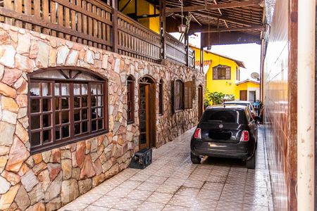 Casa à venda com 600m², 4 quartos e 5 vagas Casa à venda com 600m², 4 quartos e 5 vagasGaragem