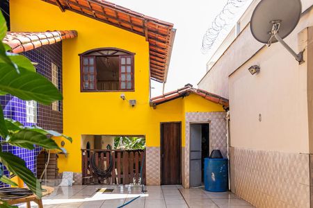 Casa à venda com 600m², 4 quartos e 5 vagas Casa à venda com 600m², 4 quartos e 5 vagasQuintal