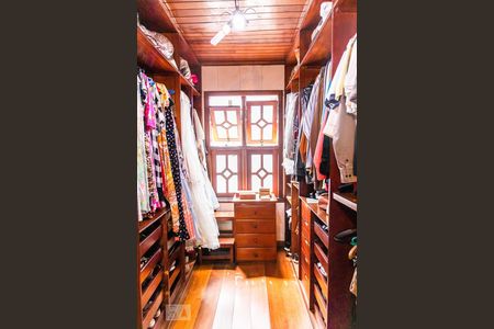 Casa à venda com 600m², 4 quartos e 5 vagas Casa à venda com 600m², 4 quartos e 5 vagasCloset da Suíte Master