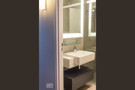 Banheiro de apartamento à venda com 1 quarto, 30m² em Alphaville Industrial, Barueri