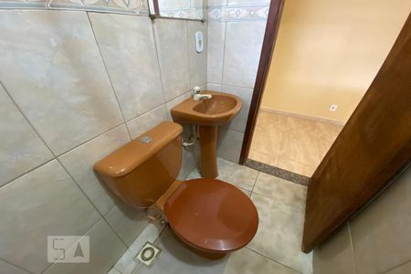 Banheiro de kitnet/studio para alugar com 1 quarto, 45m² em Sampaio, Rio de Janeiro