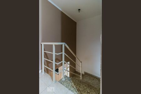 Casa à venda com 120m², 3 quartos e 3 vagas Casa à venda com 120m², 3 quartos e 3 vagasEscada