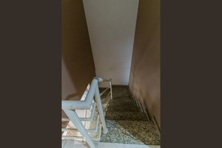 Casa à venda com 120m², 3 quartos e 3 vagas Casa à venda com 120m², 3 quartos e 3 vagasEscada