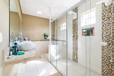 Casa à venda com 420m², 3 quartos e 4 vagasBanheiro da Suíte 1