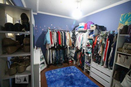 Casa à venda com 200m², 4 quartos e sem vaga Casa à venda com 200m², 4 quartos e sem vagaCloset do quarto