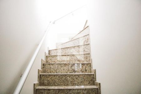 Casa à venda com 378m², 5 quartos e 2 vagasEscada