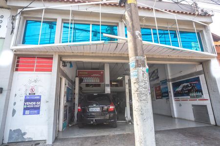 Casa à venda com 173m², 2 quartos e 2 vagas Casa à venda com 173m², 2 quartos e 2 vagasFachada