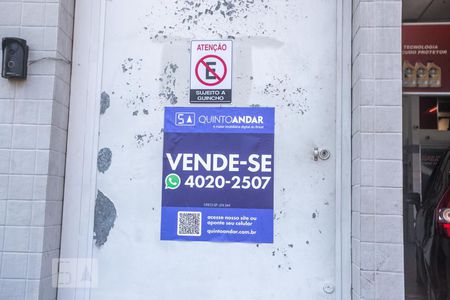 Casa à venda com 173m², 2 quartos e 2 vagas Casa à venda com 173m², 2 quartos e 2 vagasFachada