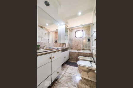 Apartamento à venda com 380m², 4 quartos e 4 vagas Apartamento à venda com 380m², 4 quartos e 4 vagasBanheiro Suíte 2