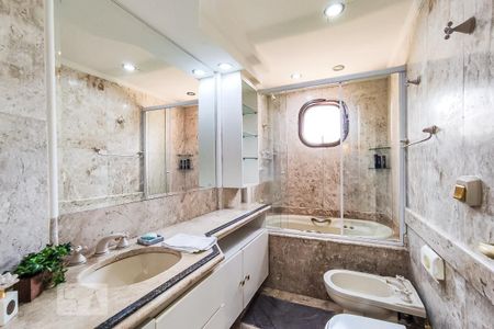 Apartamento à venda com 380m², 4 quartos e 4 vagas Apartamento à venda com 380m², 4 quartos e 4 vagasBanheiro Suíte 2