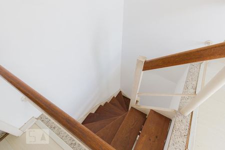 Apartamento à venda com 127m², 3 quartos e 2 vagas Apartamento à venda com 127m², 3 quartos e 2 vagasEscada