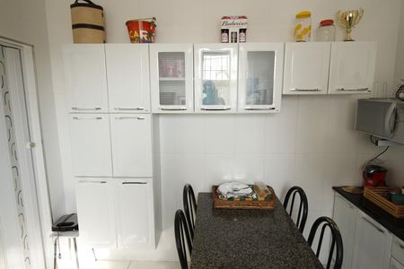 Casa à venda com 200m², 4 quartos e 5 vagasCozinha - Armários