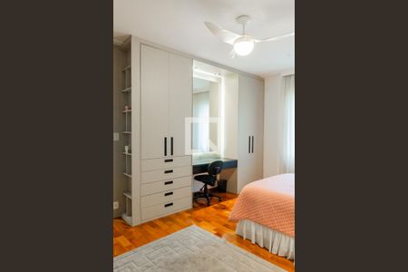 Apartamento à venda com 87m², 2 quartos e 1 vaga Apartamento à venda com 87m², 2 quartos e 1 vagaSuíte - mesa de escritório e armários