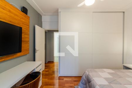 Apartamento à venda com 87m², 2 quartos e 1 vaga Apartamento à venda com 87m², 2 quartos e 1 vagaQuarto - armário e mesa de escritório