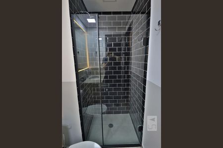 Banheiro de apartamento para alugar com 1 quarto, 24m² em Pinheiros, São Paulo