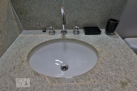 Banheiro de apartamento para alugar com 1 quarto, 24m² em Pinheiros, São Paulo