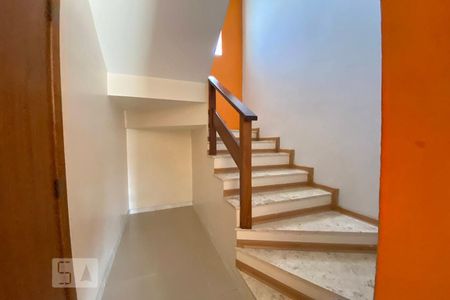 Casa à venda com 450m², 4 quartos e 3 vagasEscada