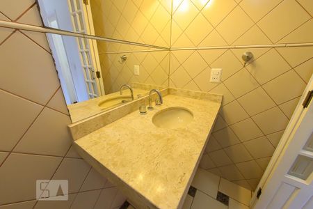 Casa à venda com 279m², 3 quartos e 3 vagas Casa à venda com 279m², 3 quartos e 3 vagasBanheiro da Suite 2