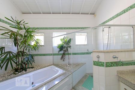 Casa à venda com 279m², 3 quartos e 3 vagas Casa à venda com 279m², 3 quartos e 3 vagasBanheiro da Suite 1