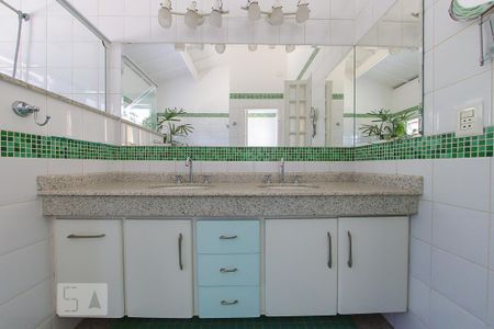 Casa à venda com 279m², 3 quartos e 3 vagas Casa à venda com 279m², 3 quartos e 3 vagasBanheiro da Suite 1