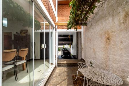 Casa para alugar com 297m², 3 quartos e 8 vagas Casa para alugar com 297m², 3 quartos e 8 vagasÁrea externa