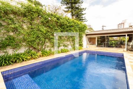 Casa para alugar com 297m², 3 quartos e 8 vagas Casa para alugar com 297m², 3 quartos e 8 vagasPiscina