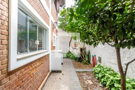 Casa para alugar com 297m², 3 quartos e 8 vagas Casa para alugar com 297m², 3 quartos e 8 vagasQuintal